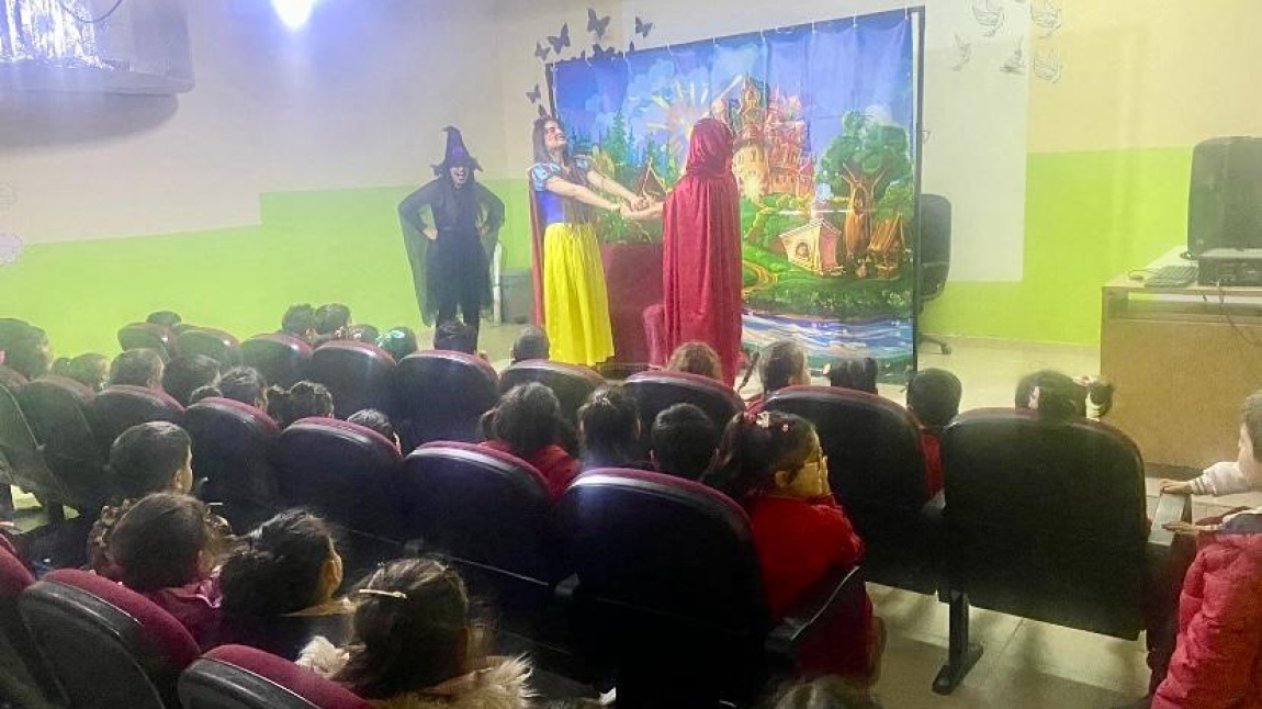Defne Belediyesi Tarafından Okulumuzda Tiyatro Gösterileri Yapıldı.